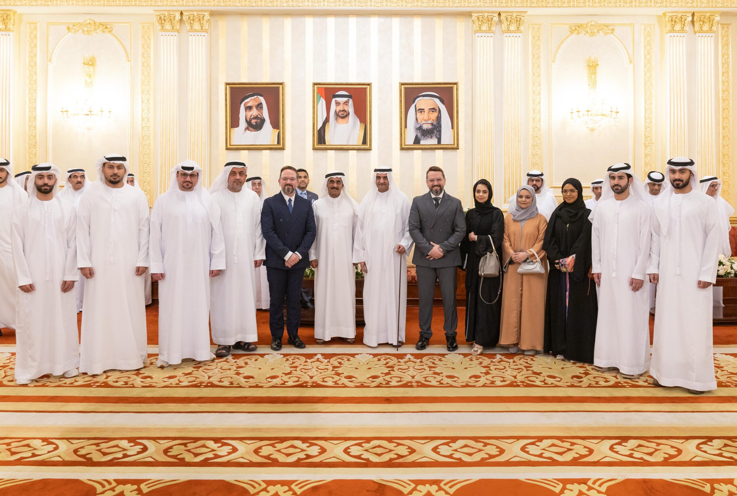 وفد باحثي الإمارات يستعرض إنجازات المركز أمام حاكم الفجيرة