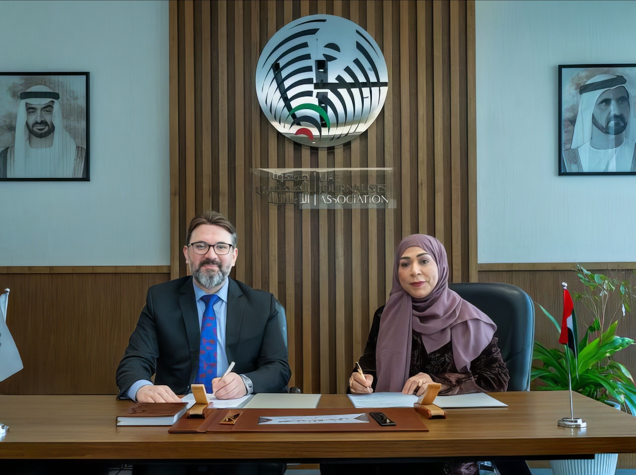 جمعية الصحفيين الإماراتية ومركز باحثي الإمارات يوقعان مذكرة تفاهم لتعزيز التعاون المشترك