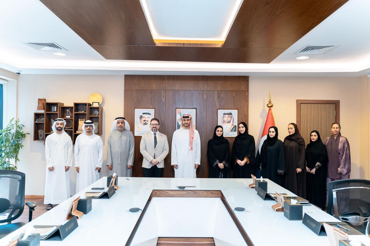 دائرة السياحة والثقافة والإعلام توقّع مذكرة تفاهم مع مركز باحثي الإمارات لتعزيز التعاون في المجالات الأكاديمية والبحثية والعلمية